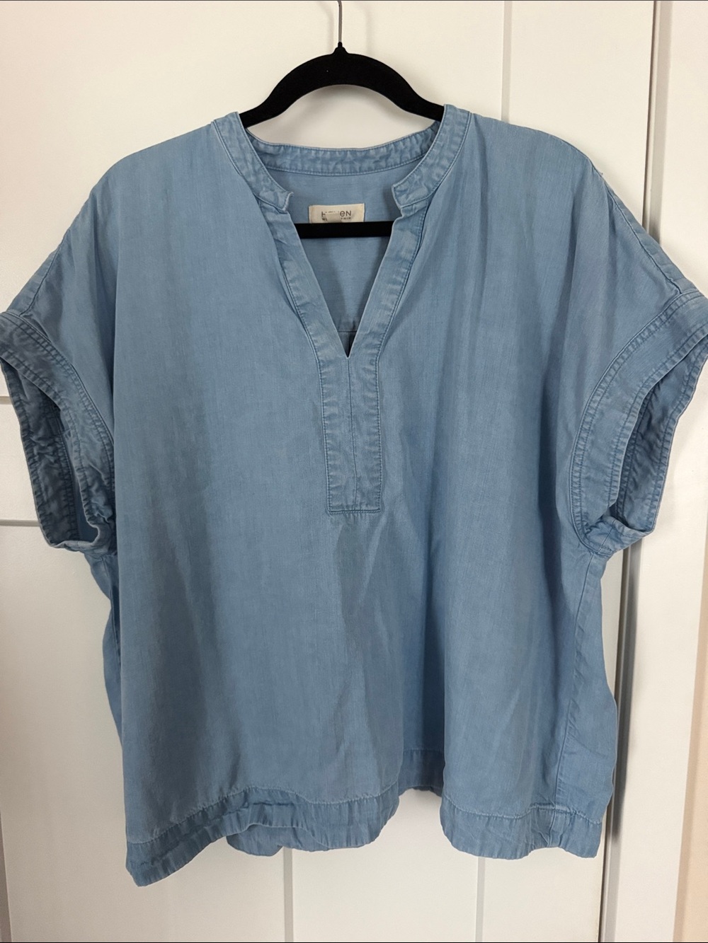 Haven Well Within Light Blue Chambray V-Neck Short Sleeve Top XXL